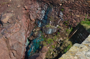 Wasseraustritt aus der Mine mit interessantem Farbspiel